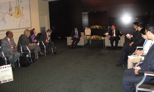Minister Wang Chen meets foreign participants of Tibet Forum