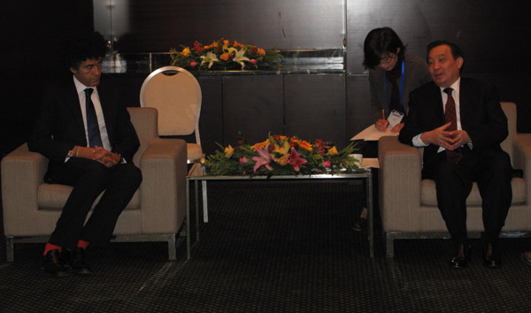 Minister Wang Chen meets foreign participants of Tibet Forum
