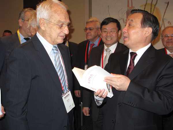 Minister Wang Chen meets foreign participants of Tibet Forum