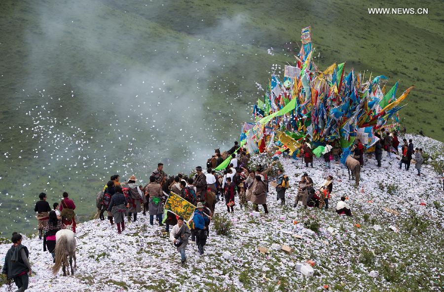 Tibetans celebrate Burning Offerings Festival