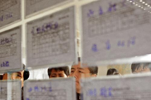 Migrant workers attend job fair as Spring Festival holiday ends