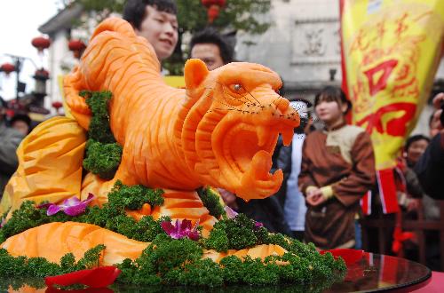 Crowded locals taste Spring Festival delicacies