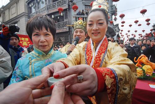 Crowded locals taste Spring Festival delicacies