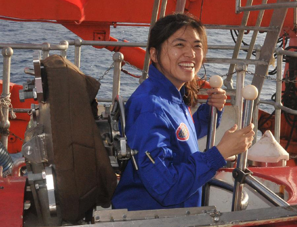 China's 1st female pilot steers manned sub Jiaolong
