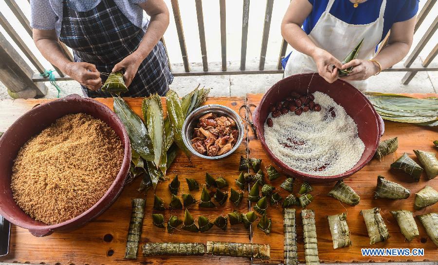 Des nourritures traditionnelles pour accueillir la fête des Bateaux-Dragons