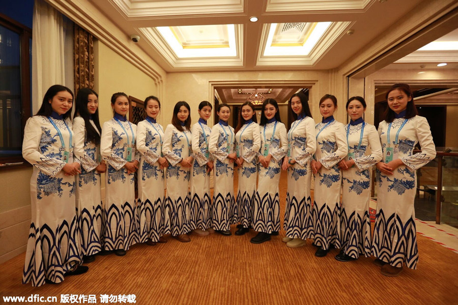 Des étudiantes en <EM>qipao</EM> pour la Conférence internationale de l'Internet