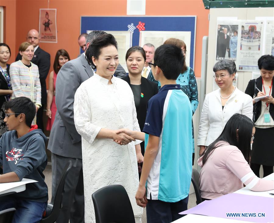 Peng Liyuan visite un collège d'enseignement artistique américain