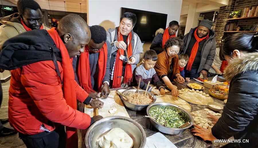 Pékin : des étrangers participent à des activités à l'approche de la Fête du printemps