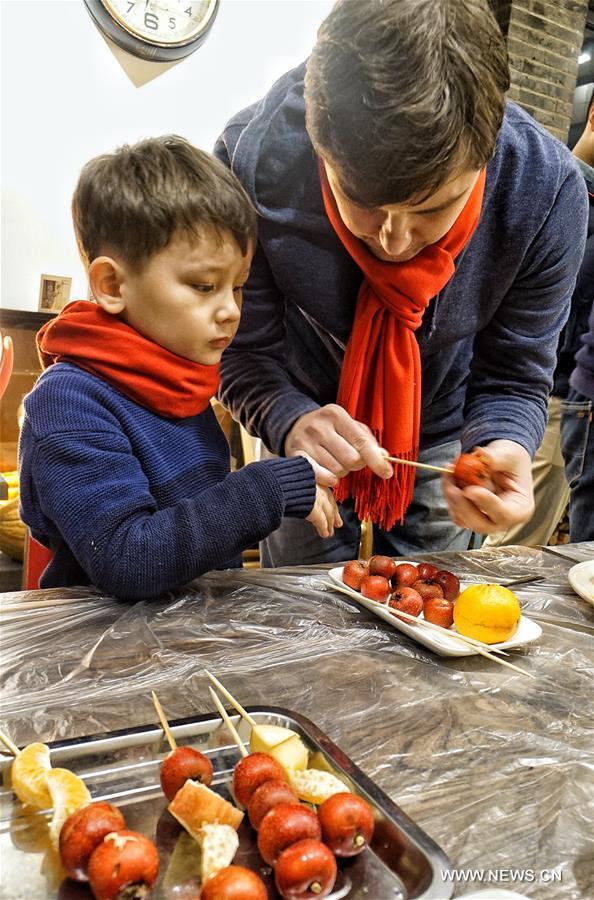 Pékin : des étrangers participent à des activités à l'approche de la Fête du printemps