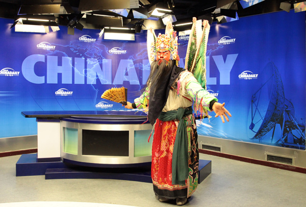 传承人詹学彦在中国日报演播室表演