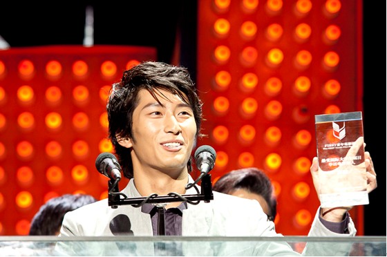 窦骁笑称自己的一切由板砖开始