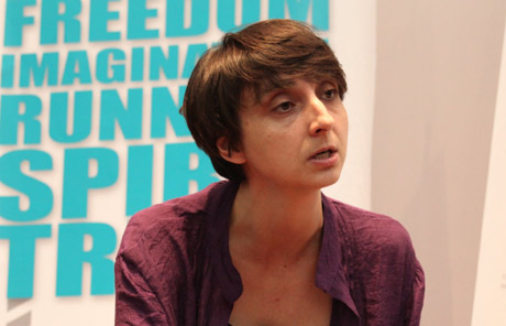 伊莎贝拉：中国导演最辛苦，所以我想帮助他们