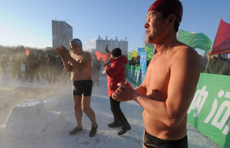 冬泳选手挑战零下三十度极寒