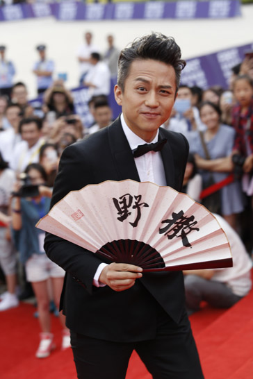 邓超、崔健化身“金童玉女”为《殡棺》颁奖