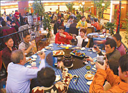 What's a beautiful banquet without a long, hearty chat?