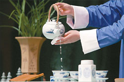 Longjing's cup overflows
