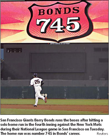 Bonds closes on Aaron record