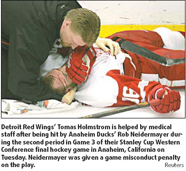 Hasek, Holmstrom lead Red Wings rout
