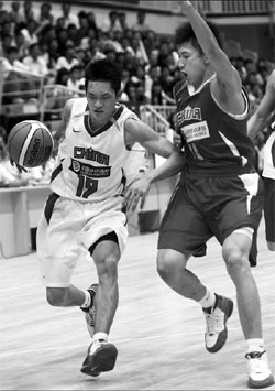 Searching for point guard, coach calls on teenager Liu
