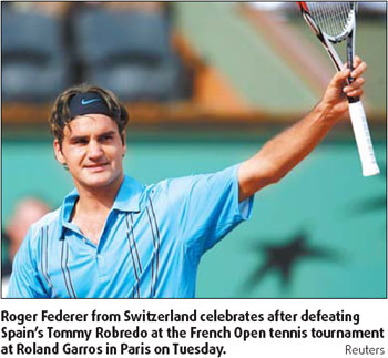 Shaken but not stirred, Federer tames Robredo