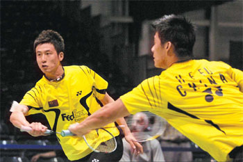 China opens title defense with a bang