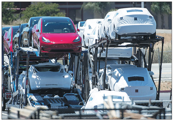 Tesla CEO Musk drops ambitions to take company private