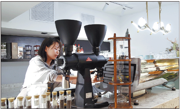 Cafe owners create new haunts for night owls