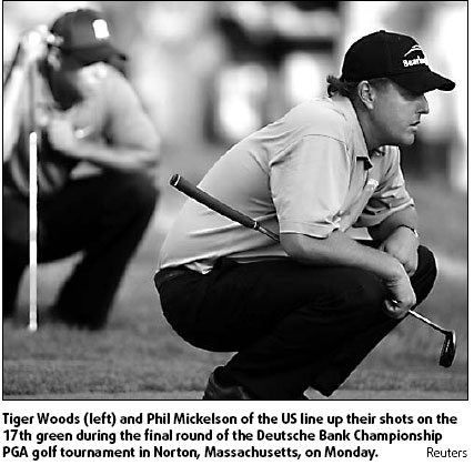 Mickelson holds off Woods to triumph by 2 shots