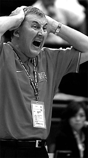 Yao defends coach against media assault