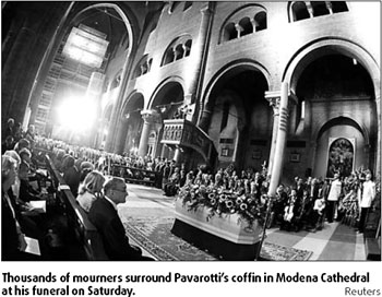 Pavarotti gets final ovation at funeral