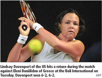 Davenport dazzles in comeback