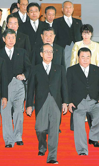 Fukuda starts job with high approval rating