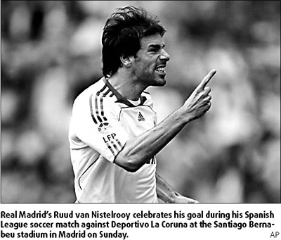 Ruud, Raul and Robinho retain Real's lead