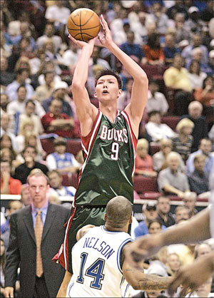 Lewis shines as Magic beat Bucks