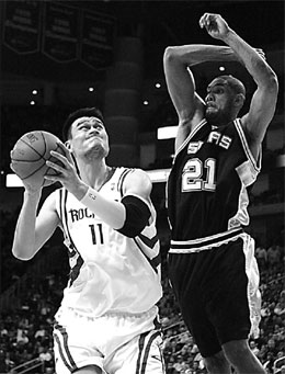 Yao helps Rockets soar over Spurs
