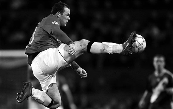 Rooney bored by Dynamo's approach