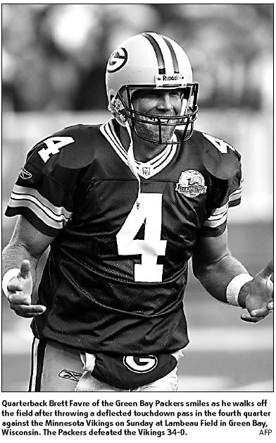Favre passes milestone, Cowboys overpower Giants