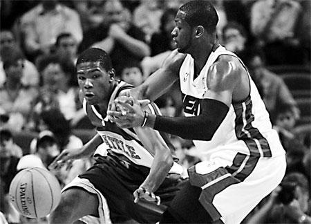 Wade returns to Heat, but Seattle wins