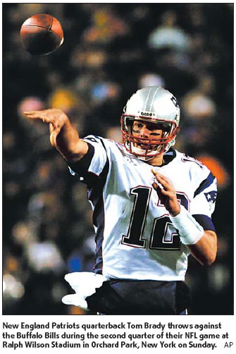 Brady and Moss lead Pats to perfect 10