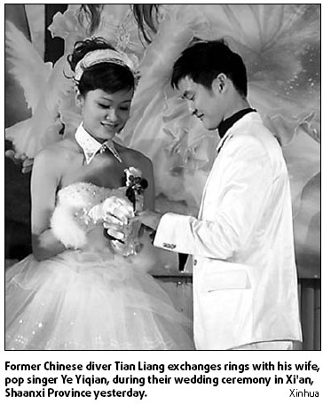 Diving champ marries pop singer