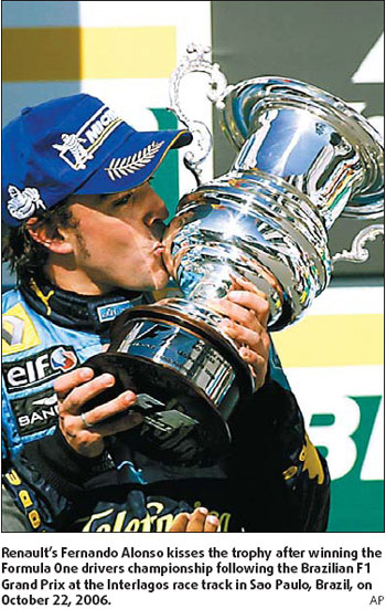 Alonso returns to Renault for 2008