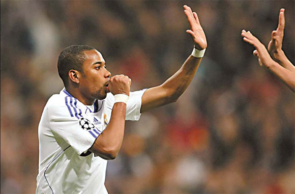 Liverpool, Real Madrid reach last 16