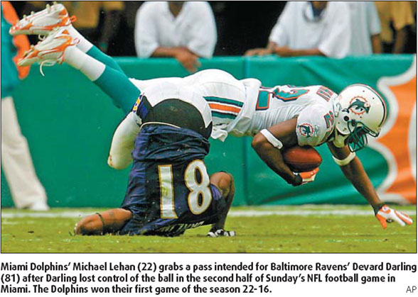 Patriots stay unbeaten, Dolphins learn to swim