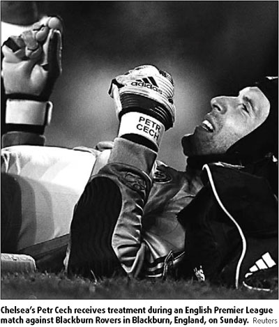 Chelsea sweating out Cech's hip injury