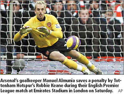 Arsenal keeper eyes England switch