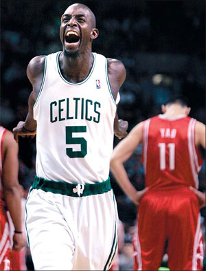 Garnett lifts Celtics over Rockets