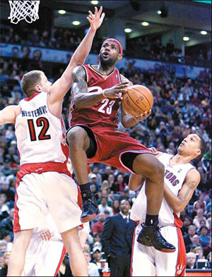 James' stunning fourth quarter lifts Cavs to win