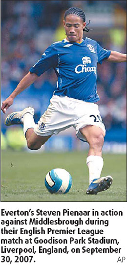 FIFA orders Everton to release midfielder Pienaar