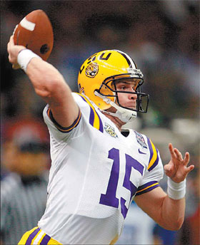 Flynn throws four TDs, leads LSU to national title
