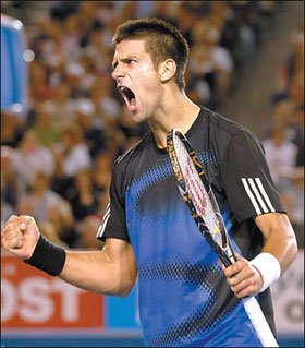 Djokovic devastating in straight-sets win over Hewitt